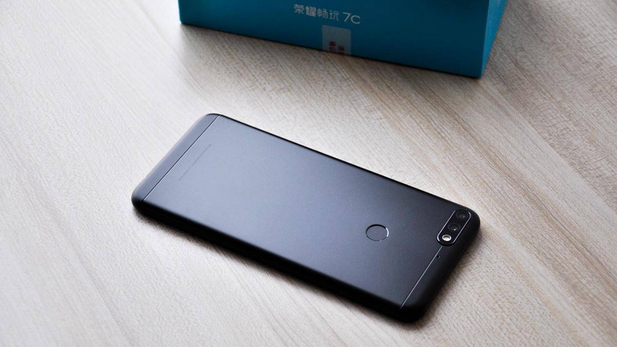 首款人脸识别+后置双摄899元起！荣耀畅玩7C良心评测