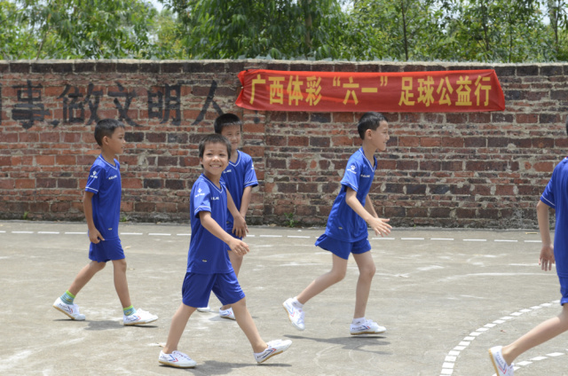 竟然有那么帅气的歪果仁教练来教踢球！这个六一真过瘾！