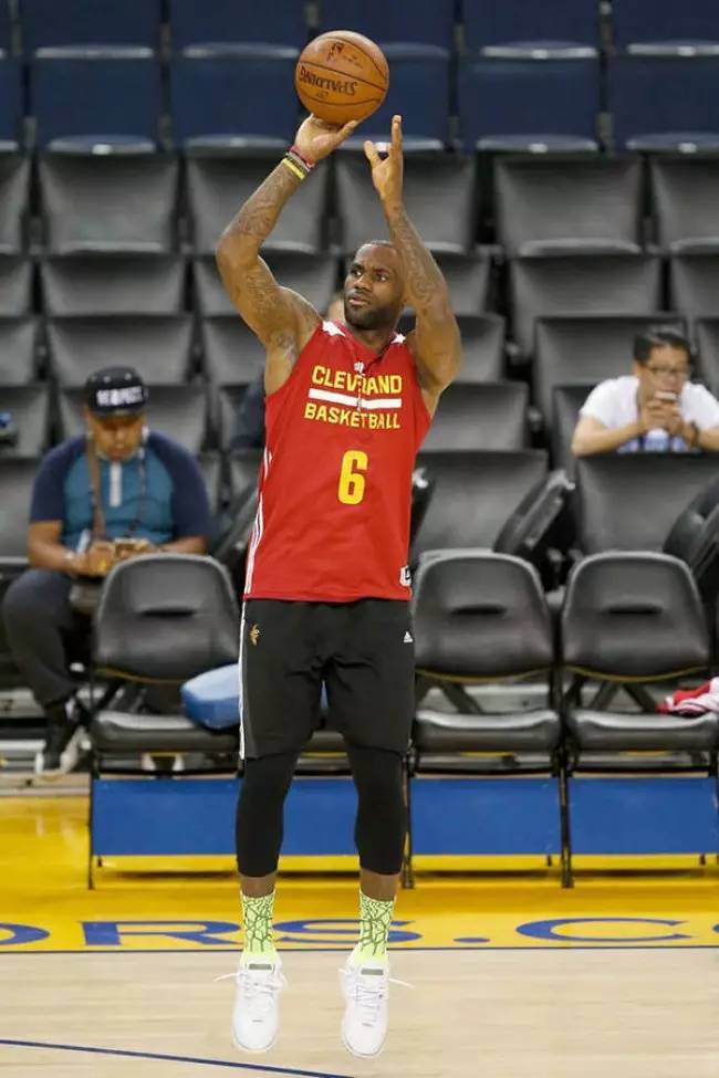 球鞋信息一览|夜光底750Boost、全黑NMD相隔一天发售,要剁脚了