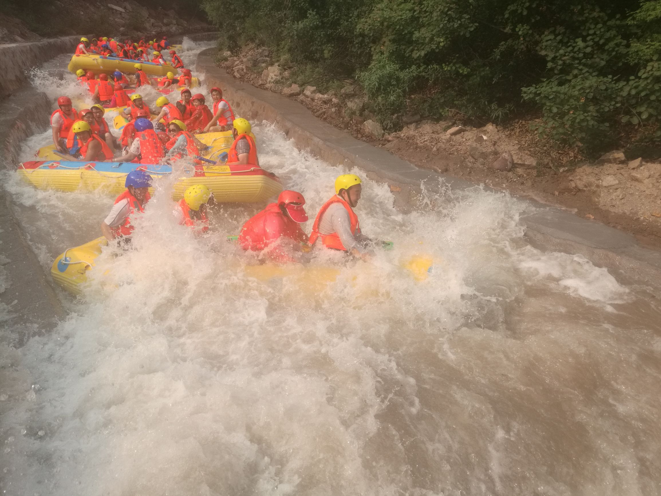 浪尖上的漂流完整版,黄河三峡景区野猪林漂流