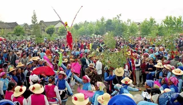 大理游人人山人海,大理万人齐舞