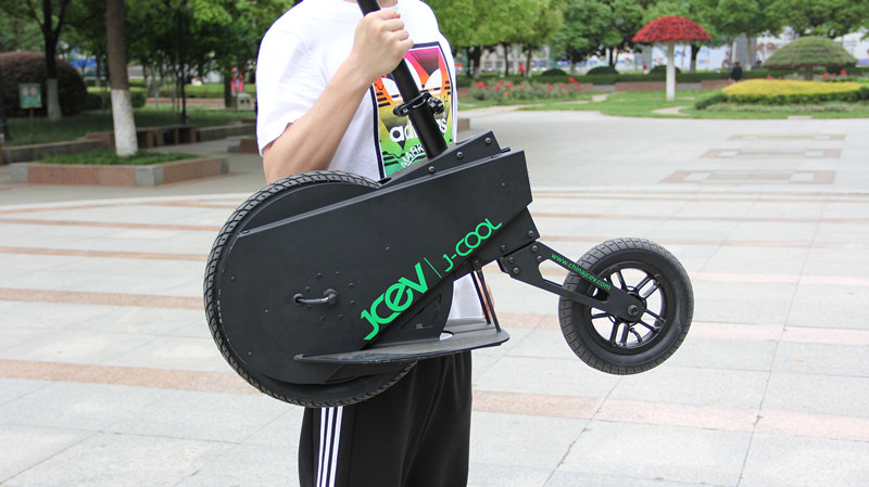 站着开车也很酷即酷立行电动车全体验