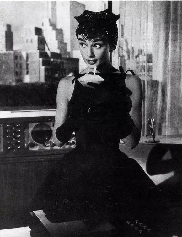 拥有奥黛丽赫本的优雅,奥黛丽赫本一生把优雅做到了极致