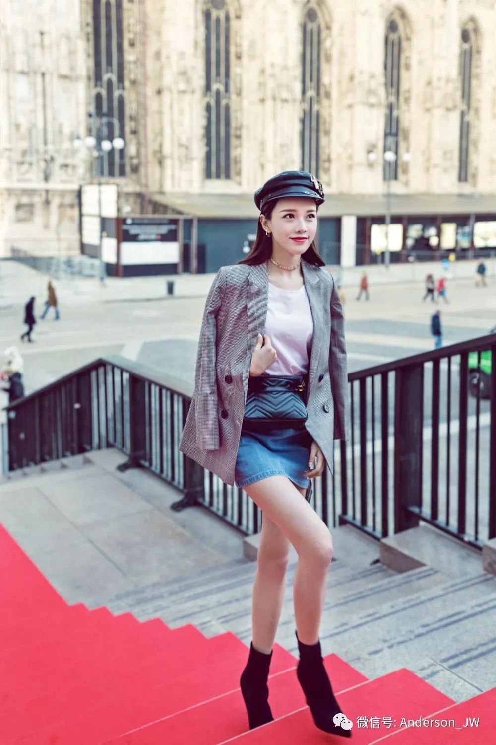 从扭腰到米兰｜一双漫画腿，她时髦纵横两大洲