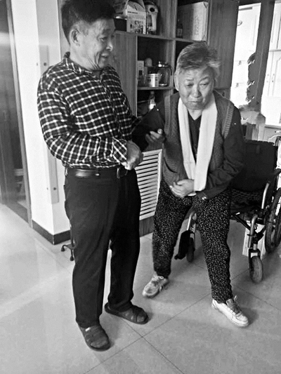 甜蜜负担!太原一男子悉心照顾瘫痪母亲瘫痪妻子十几年