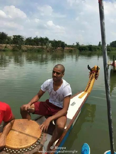 没有套路，很真诚，苏宁球员看望小朋友，阿兰划龙舟