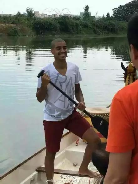 没有套路，很真诚，苏宁球员看望小朋友，阿兰划龙舟