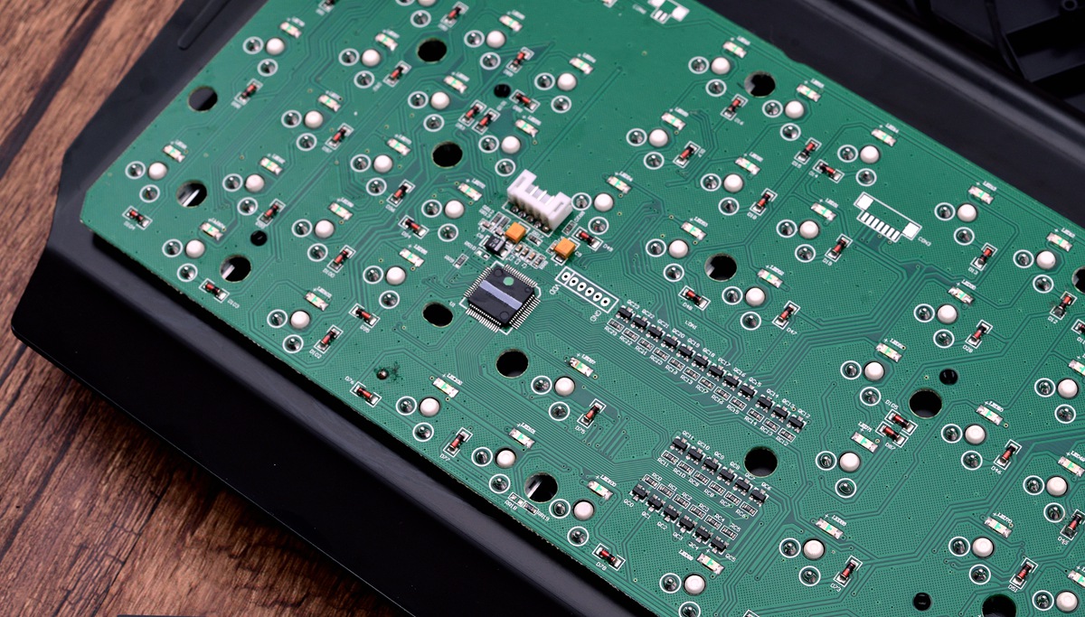 可换轴机械键盘走向2.0时代，E元素三防机械键盘对比拆解