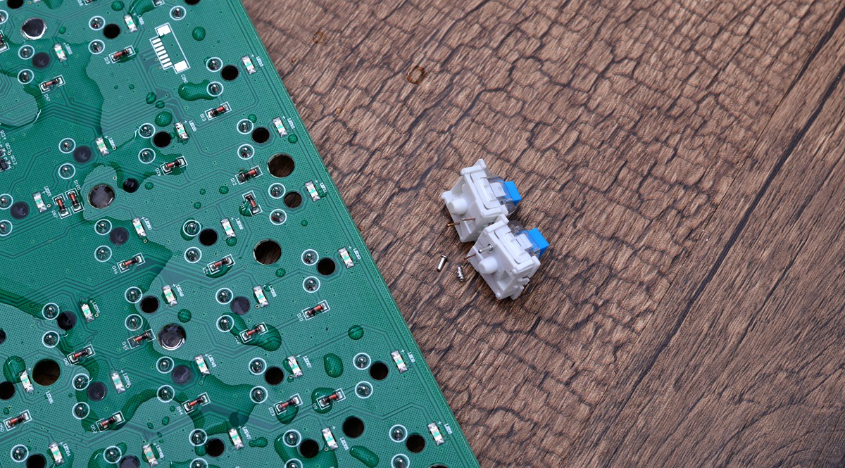 可换轴机械键盘走向2.0时代，E元素三防机械键盘对比拆解