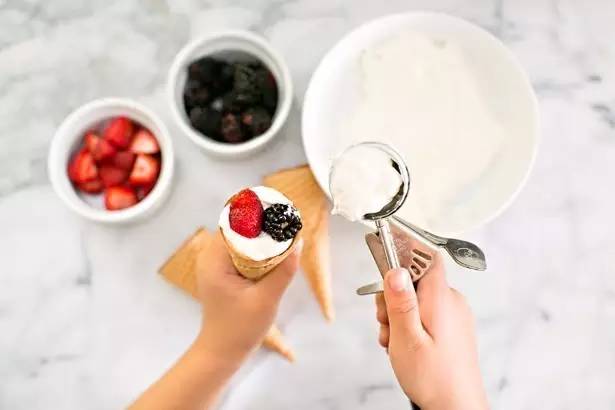 酸奶过期从哪天开始算,酸奶过期了可以做什么