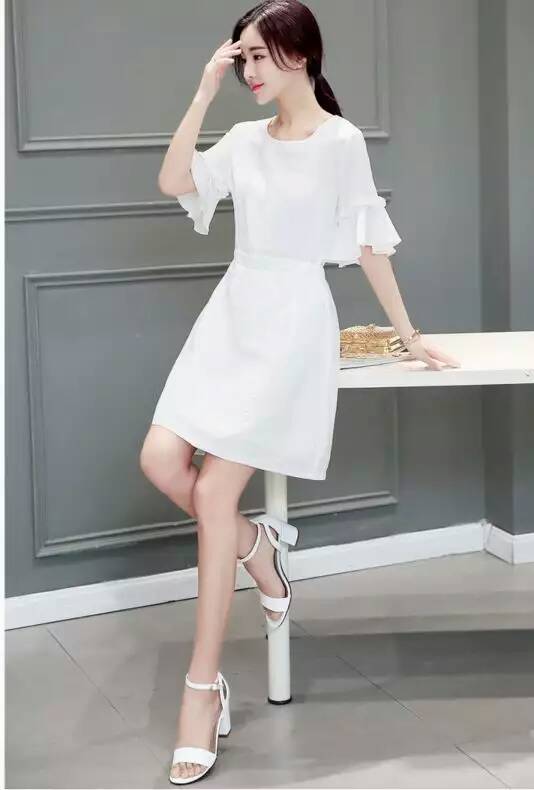 少女青春靓丽显瘦素色连衣裙,少女温婉气质连衣裙