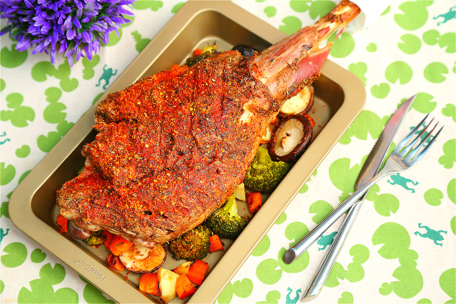 烤羊腿和烤小羊腿,羊腿怎么烤好吃碳烤羊腿