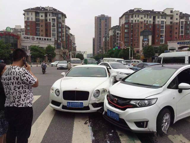 普通人要是撞了百万豪车怎么办,普通车撞到豪车会怎么样