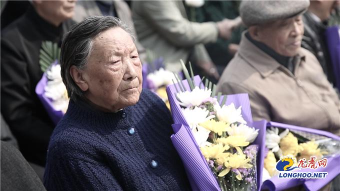 清明悼念英烈朗诵视频,感人催泪的清明烈士陵园