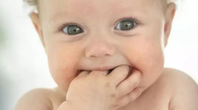 宝宝喜欢吮指怎么办,小朋友吮指如何戒掉