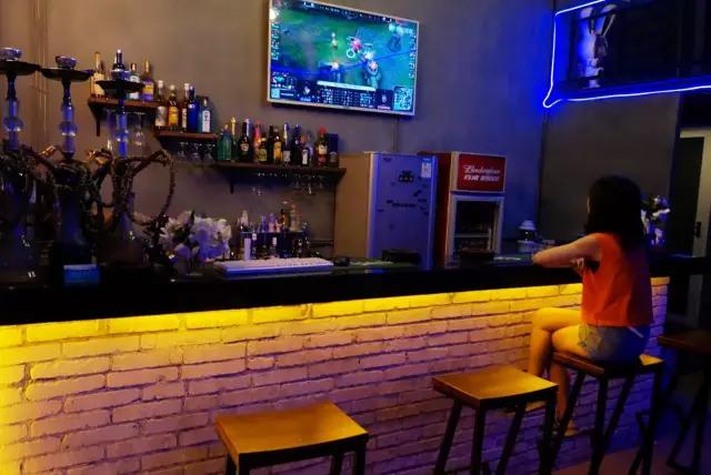 英雄联盟游戏主题酒吧,一家酒吧光谷广场店视频