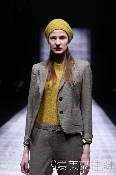 陈慧琳长腿出席活动坐姿,陈慧琳跳舞现场版露脐装