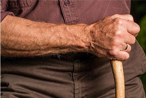 手抖与帕金森有什么区别,帕金森手抖的危害有多大