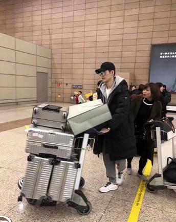 张翰分手后第一次现身机场,张翰过海关完整视频