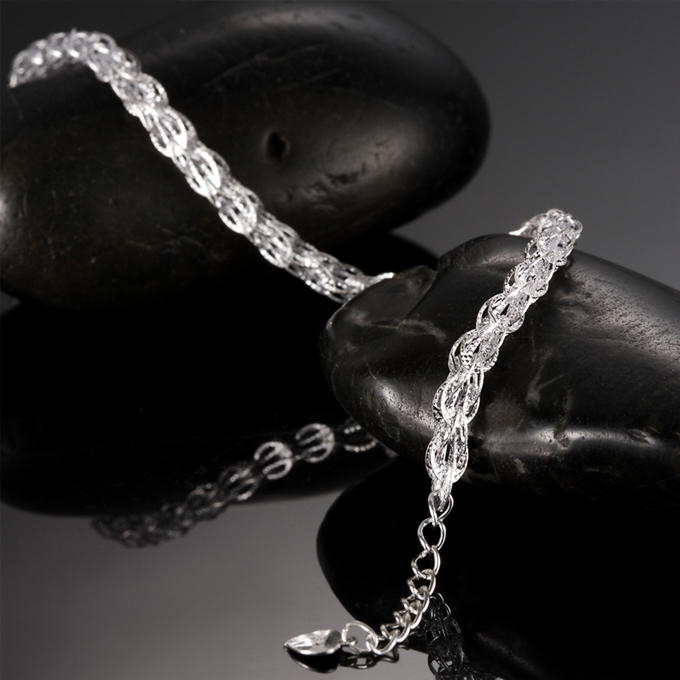 举手投足间的气质无人可及,举手投足呈现一个人的气质与涵养