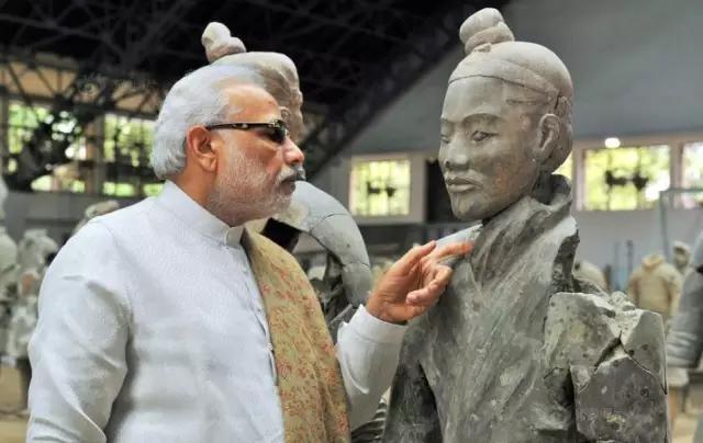 希拉里穿黄色衣服,希拉里黑色西装