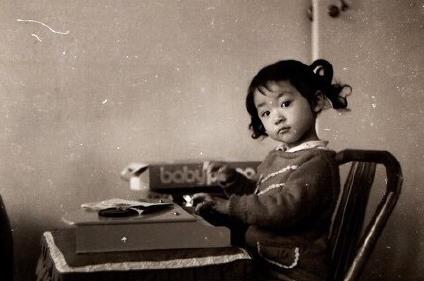 她年纪轻轻却与赵本山*祖英宋**平起平坐，背景身家壕到吓人被曝隐婚