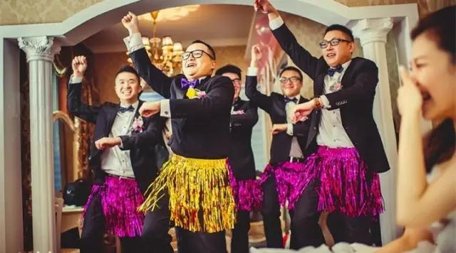 伴娘团堵门一个小时新郎直接走了,伴娘团堵门创意招数