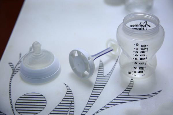 宝宝胀气是不是要换防胀气奶瓶,哪款防胀气奶瓶最好用