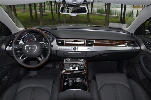 一切为了老板,2022奥迪a8l霍希版试驾视频