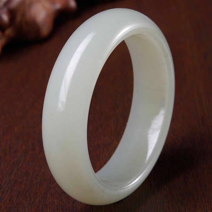 和田玉手镯常见的以假乱真把戏。