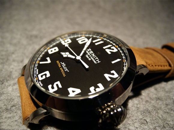 非常低调大方的真力时大飞