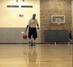 边跑边运球容易掉球怎么办,为什么跑着运球老掉球