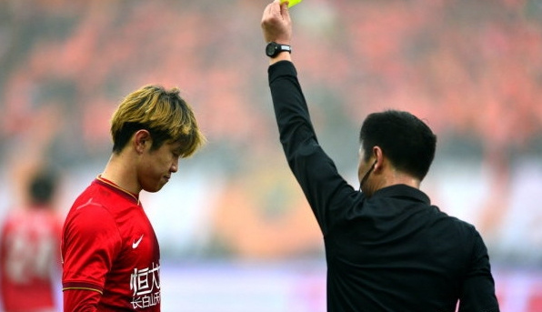 这种莽夫不配踢中超！蹬踹伤人如便饭把队友踢休克，竟毫无悔意