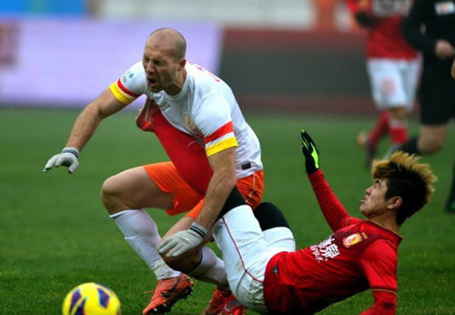 这种莽夫不配踢中超！蹬踹伤人如便饭把队友踢休克，竟毫无悔意