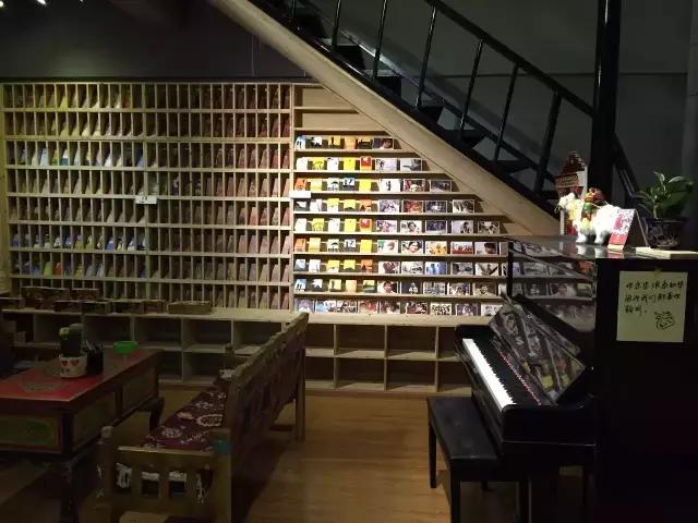 他有无数的旅行故事，还在拉萨开了家书店，收藏了上万部文艺电影