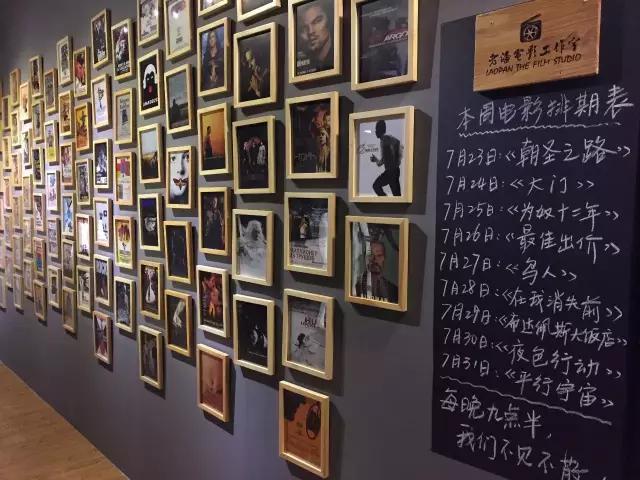 他有无数的旅行故事，还在拉萨开了家书店，收藏了上万部文艺电影