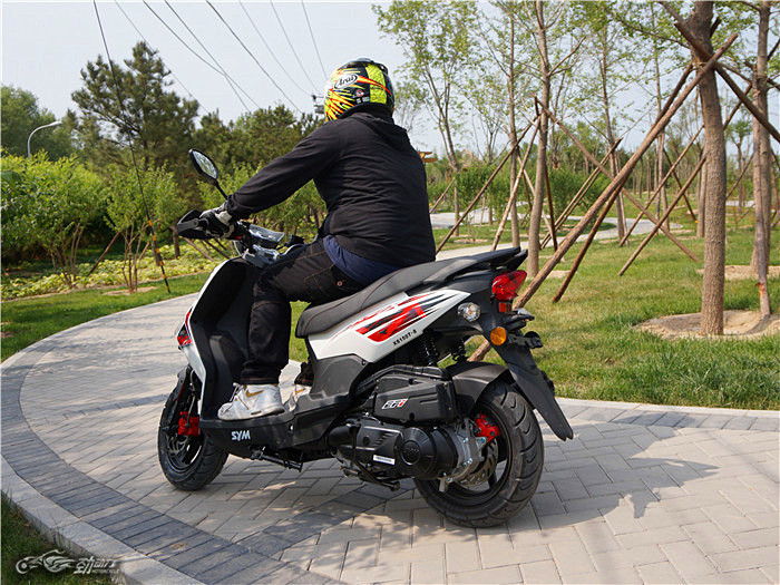 城市通勤利器摩托车,城市穿梭利器的视频