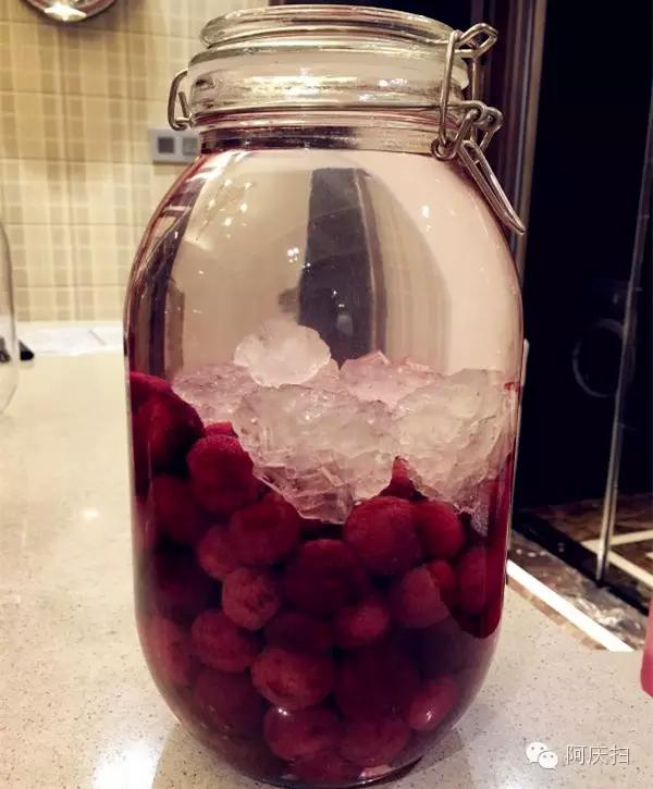 看欧洲杯，就该喝这个：手把手教你做超简单的杨梅烧