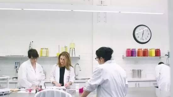 它既是女人们迷人的必备品，但它也是是女人的毒药！