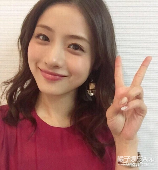 女孩脸从侧面看很扁该怎么办,女生脸看着显年纪小怎么办