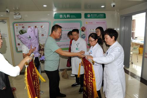 发高烧孩子在医院抢救无效死亡,6岁昏迷女孩已到医院