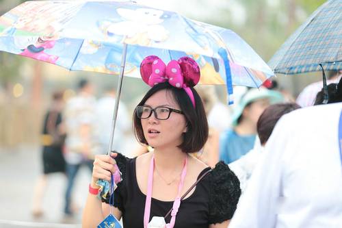 迪士尼雨中表演,上海迪士尼乐园雨中