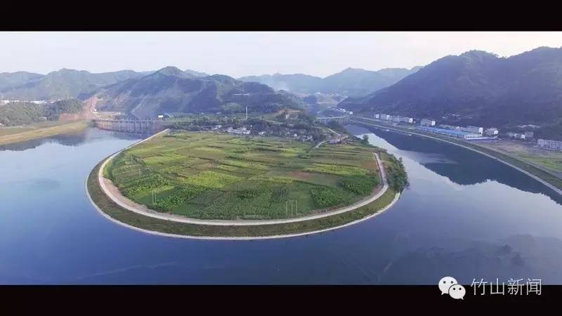 哈了哇，坐在云端往下看，这竟然是竹山啊！