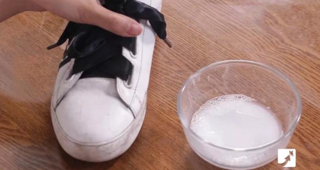 新买来的小白鞋挤脚磨脚怎么办,穿新鞋脚磨泡怎么处理