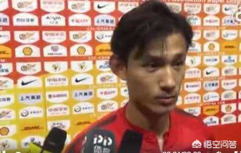 国足赢球输人，王燊超偷戴项链上头条！里皮还盛赞：国足最拼球员