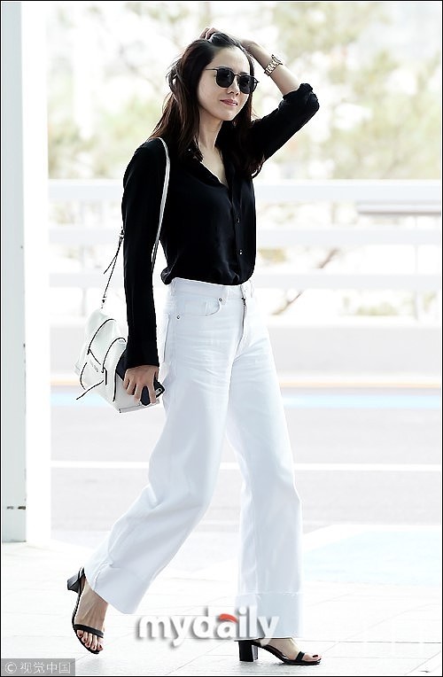 衬衫牛仔裤搭配高跟鞋,钟楚曦和张雪迎谁漂亮