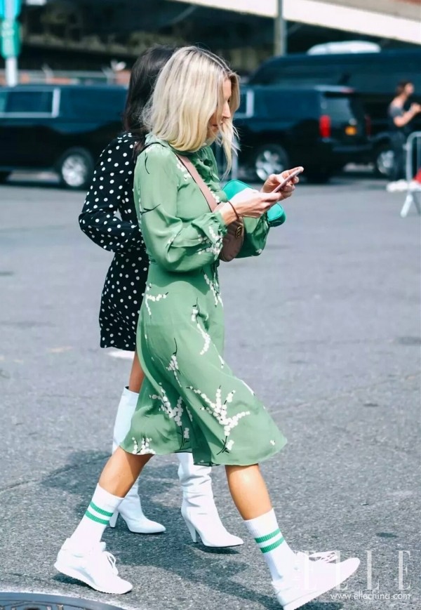 运动鞋配什么连衣裙子好看,运动鞋与裙子怎么搭出高级感