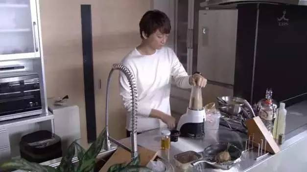 新中产三大宝：跑步、抄经、喝果汁