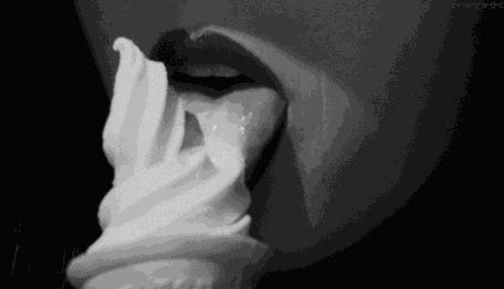 他报复社会的方法是写一本让你看完很饿、饿完又欲火焚身的书