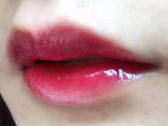 ysl1号色唇釉掉色 (ysl黑管唇釉416容易掉色吗)